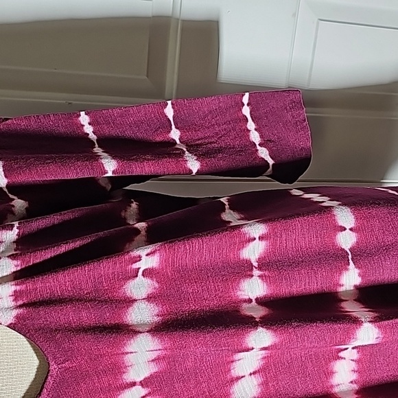 This is a great Torrid size 1 (1x) Criss cross front, 3/4 Sleeves maroon - Picture 3 of 6